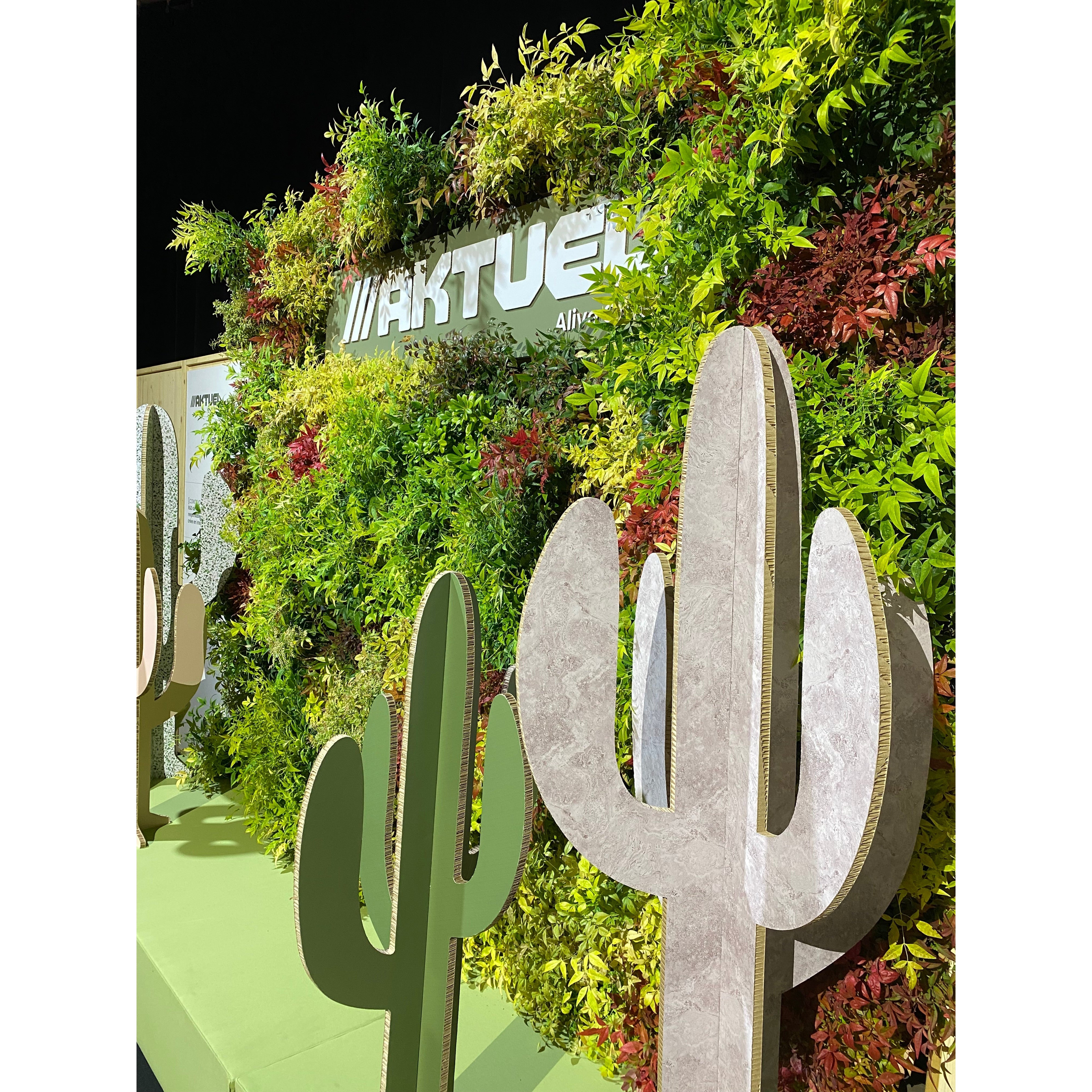 Freestanding natural green wall 300x250cmH